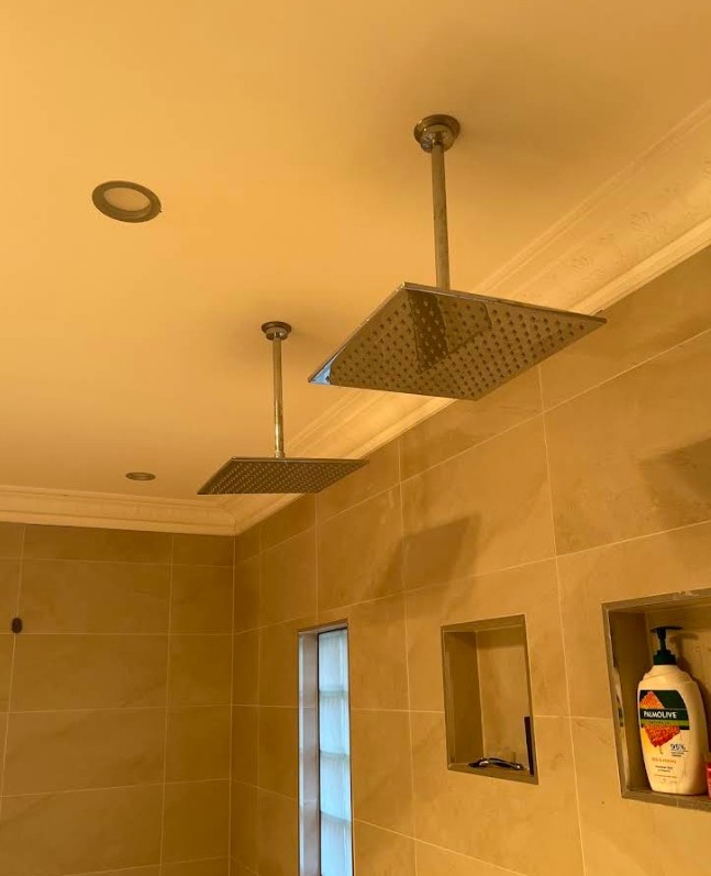 Dual ceiling-mounted rain shower heads